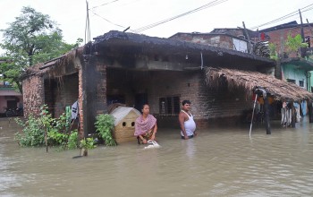 कैलाली बाढी : सडकमा बसेका गर्भवती र सुत्केरीको बिचल्ली